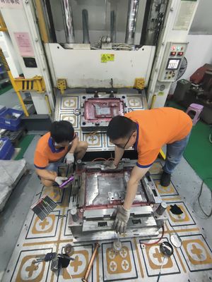 Moulage par injection plastique de moules de voiture